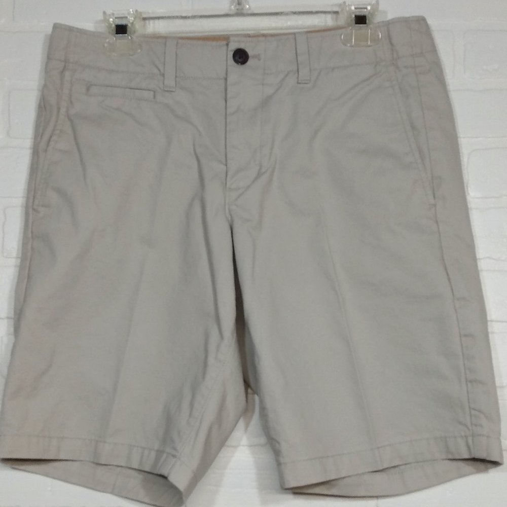 Gap men's khaki flat front shorts 32